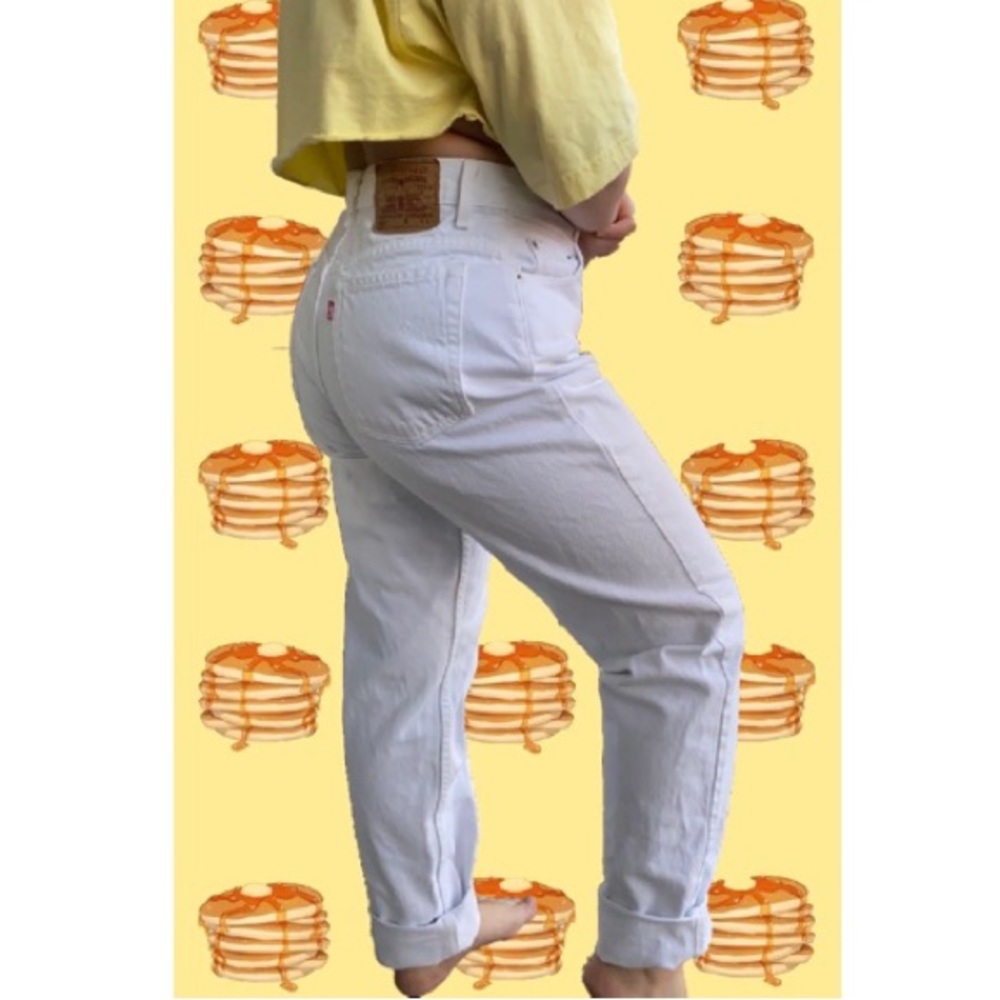 White Levi’s 505 Relaxed Fit